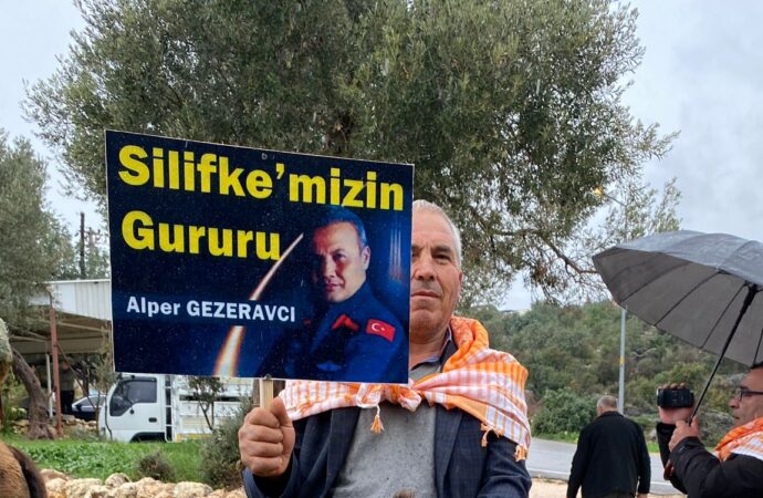 Yörükler, ilk Türk astronot Alper Gezeravcı’ya pankartlarla destek verdi.