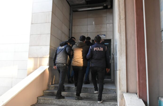 Siirt ve Kahramanmaraş illerinde FETÖ’ye yönelik gerçekleştirilen operasyon sonucunda 3 kişi gözaltına alındı.