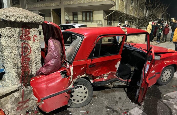 Sivas ilinde meydana gelen bir trafik kazasında iki otomobil çarpıştı ve sonucunda beş kişi yaralandı.