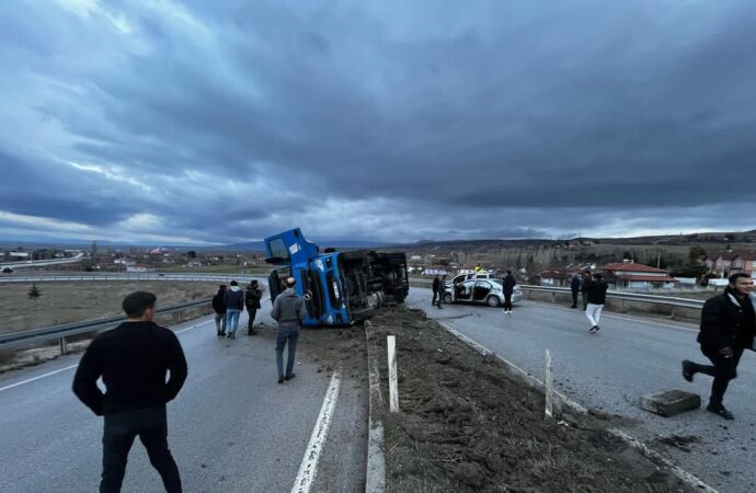 Amasya ilinde meydana gelen zincirleme kaza sonucunda 3 kişi yaralandı.