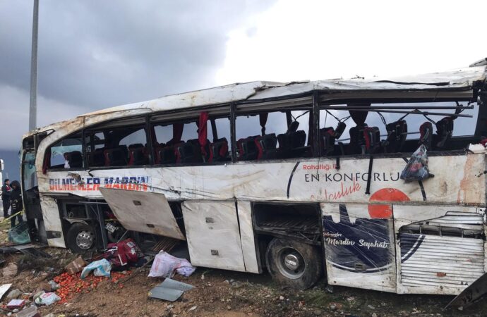 Mersin ilinde meydana gelen bir trafik kazasında yolcu otobüsü devrildi ve ne yazık ki 9 kişi hayatını kaybetti, 30 kişi ise yaralandı.