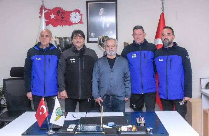 Akhisarspor’da İsa Turan, takımın yeni teknik direktörü olarak göreve başladı.