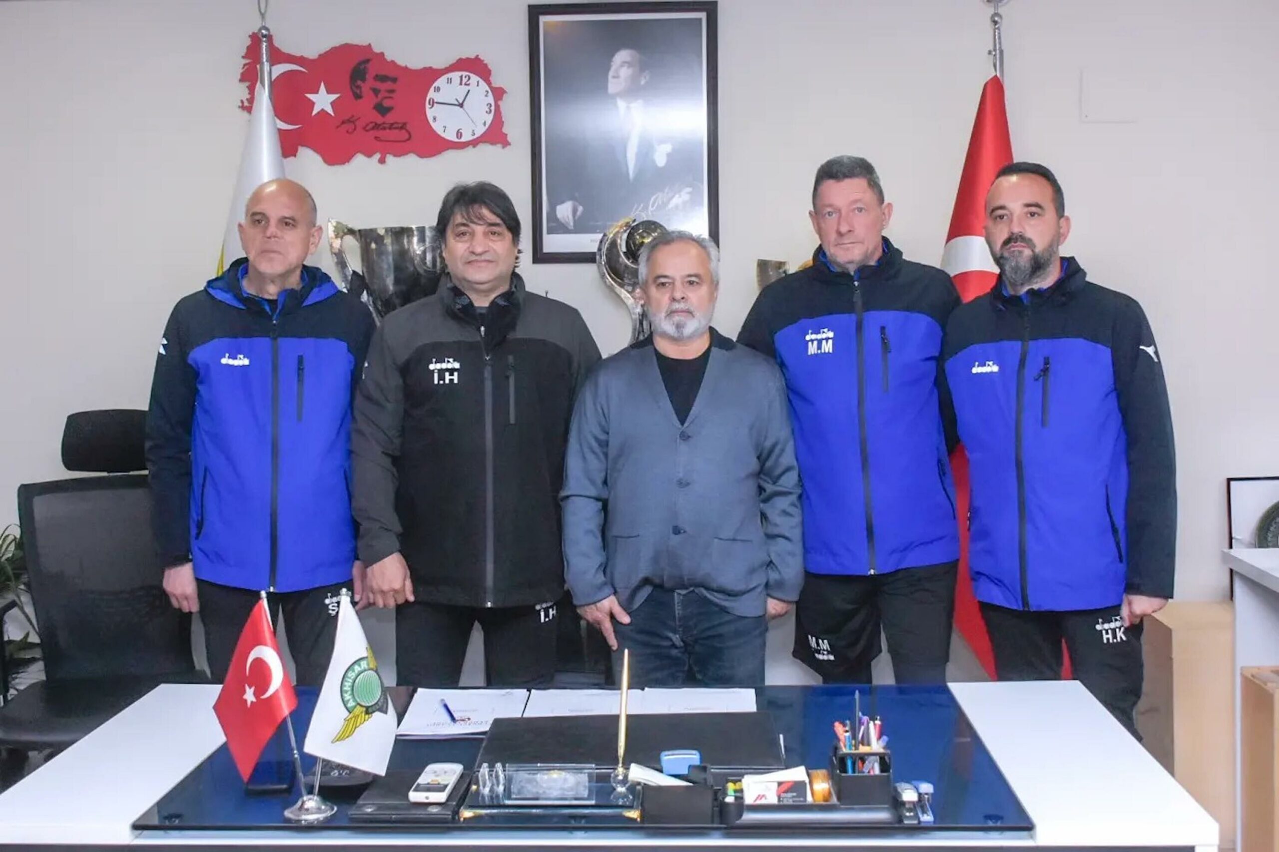 Akhisarspor’da İsa Turan, takımın yeni teknik direktörü olarak göreve başladı.