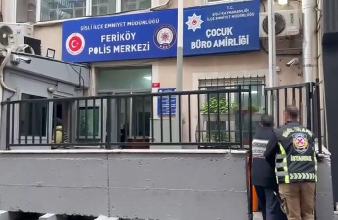 Şişli ve Beşiktaş’ta faaliyet gösteren değnekçilik çetesinin üç üyesi, suçüstü yakalanarak gözaltına alındı.
