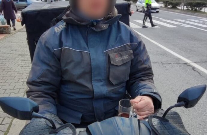 Bir motosiklet sürücüsü, seyir halindeyken çay içtiği için para cezasıyla karşılaştı.