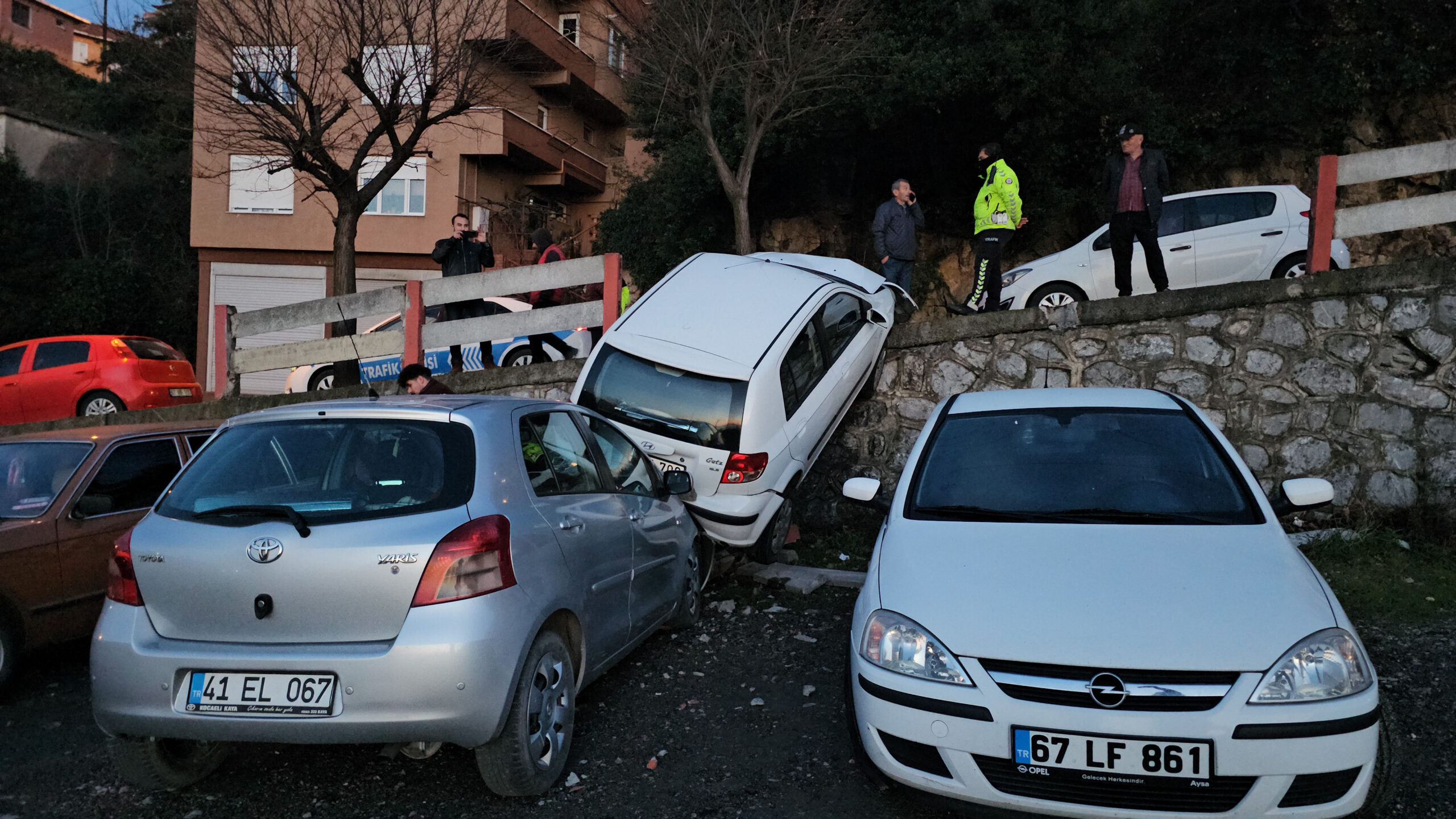 Bir otomobil, park halindeki diğer araçların üzerine çarparak duvara saplandı ve sonucunda 1 kişi yaralandı.