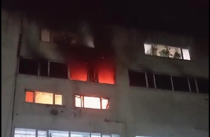 Ümraniye ilçesinde bulunan bir metruk binada bugün yangın çıktı. Binanın 5 katlı olduğu belirtiliyor.