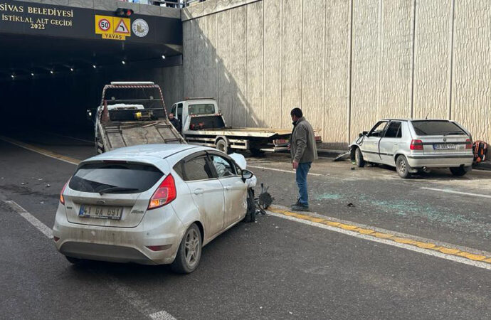 Sivas’ta meydana gelen trafik kazasında iki otomobil çarpıştı. Kazada bir kişi ağır şekilde yaralanırken, üç kişi de yaralandı.