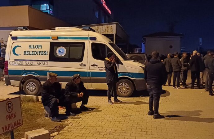 Mersin’deki otobüs kazasında hayatını kaybeden 9 kişiden 2’si, Silopi’de son yolculuğuna uğurlandı.