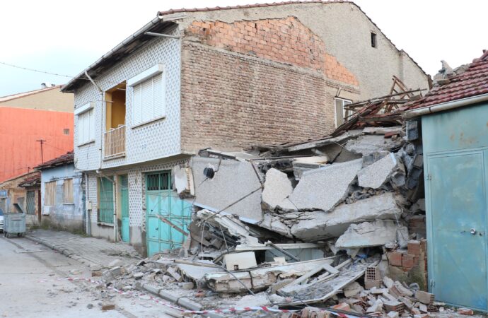 Eskişehir ilinde bulunan bir iki katlı boş bina çökmüştür.