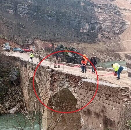 Diyarbakır’da gerçekleştirilen viyadük inşaatında dinamit kullanımıyla tarihi köprüye zarar verildi.