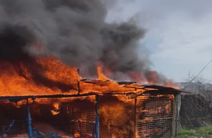 Arnavutköy’de bulunan bir iş yerinde, askı üretimi yapılan fabrikada yangın çıktı.
