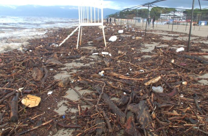 Burhaniye ilçesinde meydana gelen sel felaketi, plaj alanını çöplüğe dönüştürdü.