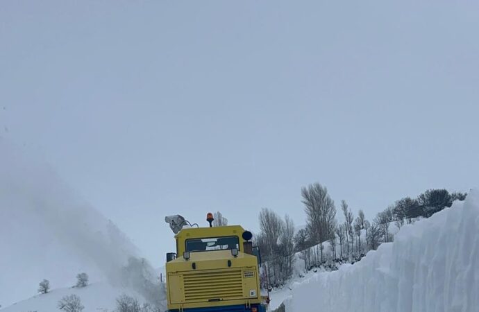 Bitlis’te yoğun kar yağışı nedeniyle 2 metreyi aşan karla mücadele çalışmaları devam ediyor.