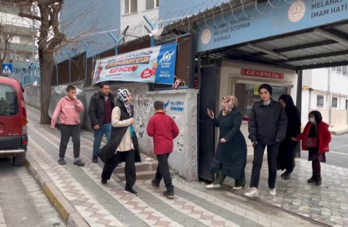 Sultangazi ilçesinde bir okulda meydana gelen yangın, öğrenciler arasında paniğe neden oldu.