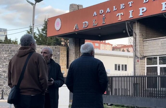 Sancaktepe’de oğlu tarafından öldürülen avukatın cenazesi ailesi tarafından adli tıp’tan alındı.
