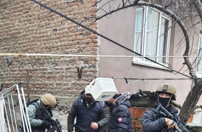 DEAŞ üyesi olan ve kırmızı bültenle aranan şahıs, Eskişehir’de yakalanarak gözaltına alındı.