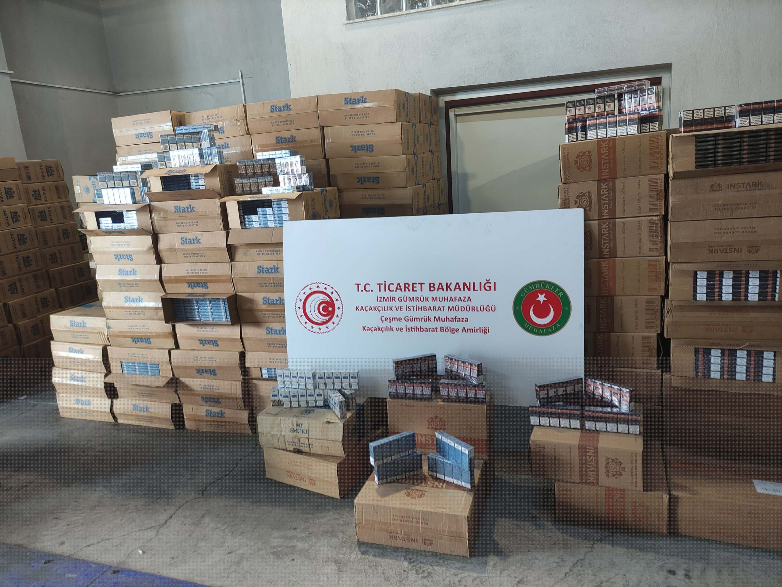 İtalya’dan İzmir’e gelen bir TIR’da yapılan operasyonda, 1 milyon paket kaçak sigara ele geçirildi.