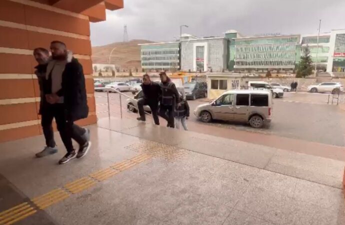 Çankırı ilinde, ‘yüksek kar vaadi’ ile gerçekleştirilen 100 milyon TL tutarındaki dolandırıcılık olayı sonucunda beş kişi gözaltına alındı.
