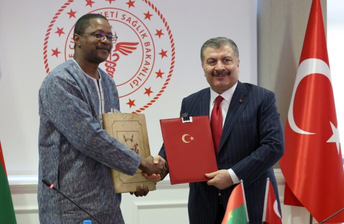 Sağlık Bakanı Koca, Burkina Faso heyetini kabul etti.