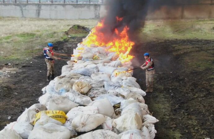 Diyarbakır’da gerçekleştirilen operasyon sonucunda ele geçirilen 23 ton 961 kilogram uyuşturucu maddenin imha süreci, kameralar tarafından kaydedildi.