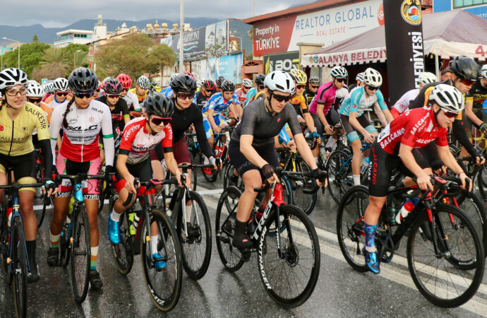 Türkiye Bisiklet Kupası’nın ilk etabı olan puanlı yol yarışı, Alanya’da başladı.