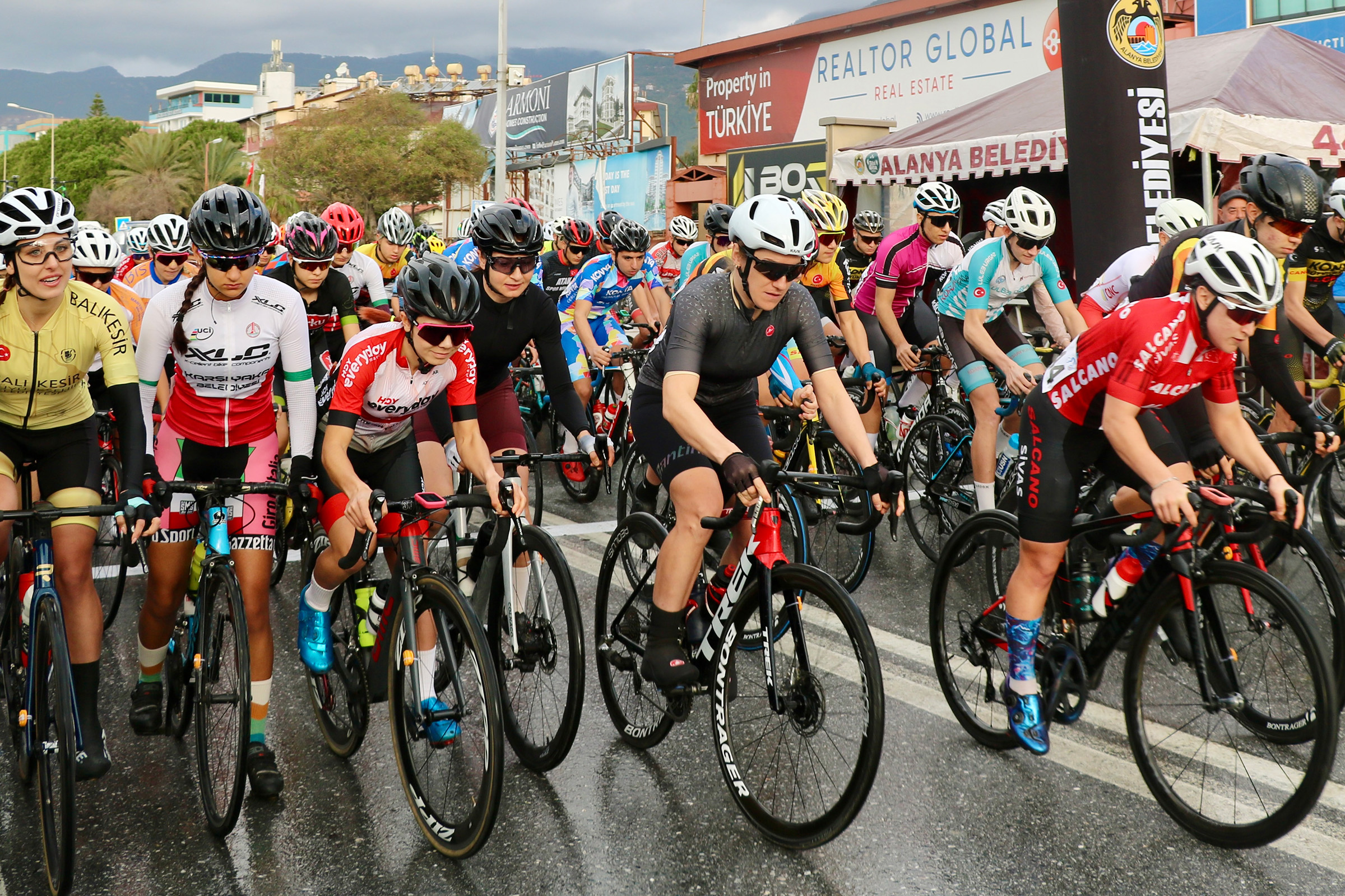 Türkiye Bisiklet Kupası’nın ilk etabı olan puanlı yol yarışı, Alanya’da başladı.