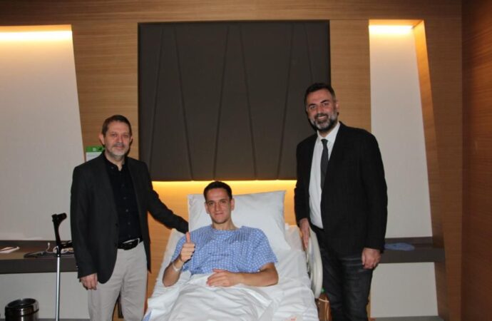 Beşiktaşlı futbolcu Amir Hadziahmetovic, geçirdiği ameliyatla ilgili bilgi verdi.