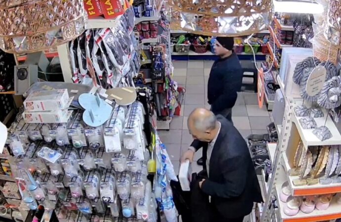 Sultangazi ilçesinde bulunan bir hediyelik eşya dükkanında gerçekleşen hırsızlık olayı güvenlik kameralarına yansıdı.