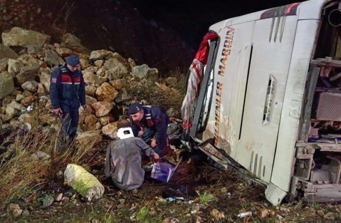 Mersin ilinde meydana gelen bir trafik kazasında yolcu otobüsü devrilerek 7 kişi hayatını kaybetti, 30 kişi ise yaralandı.