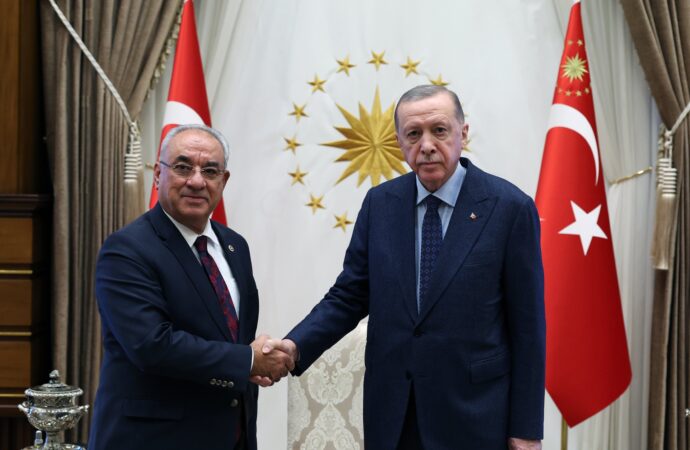 Cumhurbaşkanı Erdoğan, DSP Genel Başkanı Aksakal’ı makamında kabul etti.