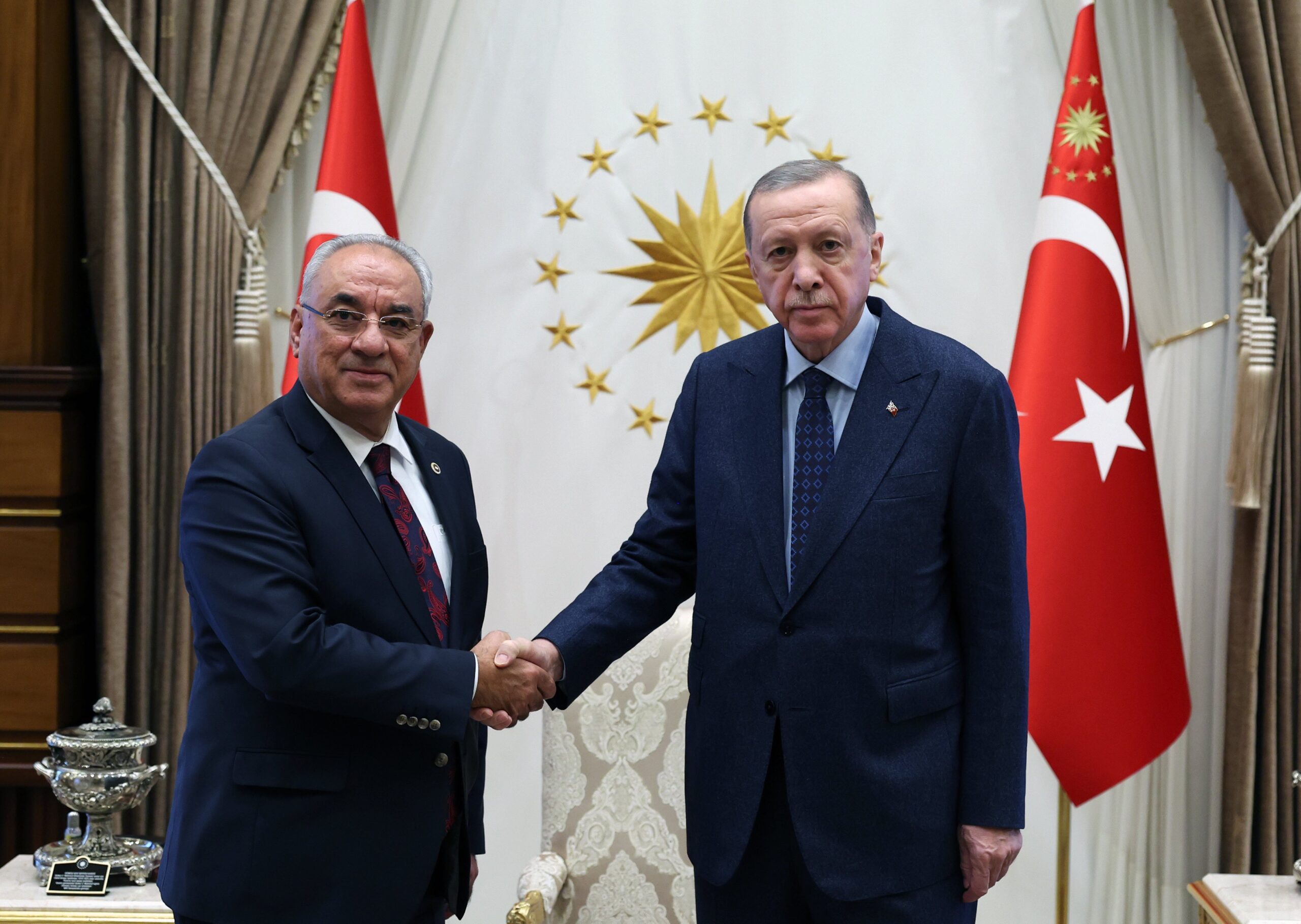 Cumhurbaşkanı Erdoğan, DSP Genel Başkanı Aksakal’ı makamında kabul etti.