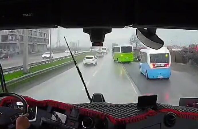 Yolcu minibüsü sürücüsünün trafikteki riskli anları, kameraya yansıdı.