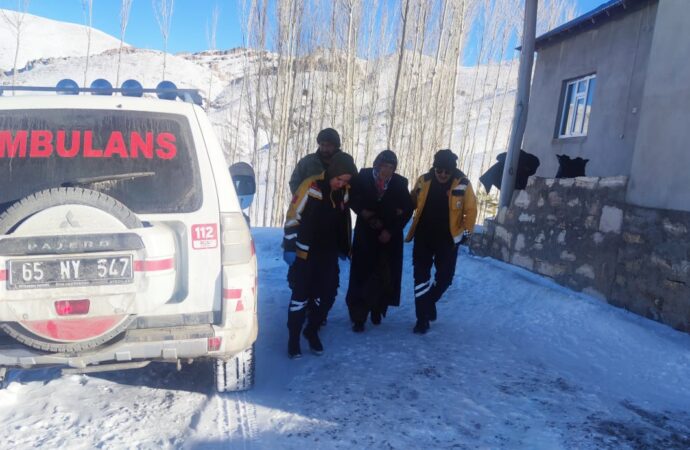 Ekipler, karla kapanan mahalledeki bir hastanın yardımına koştu.