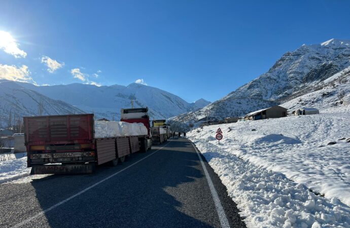 Hakkari- Şırnak kara yolu, kar ve çığ tehlikesi sebebiyle trafiğe kapatıldı.
