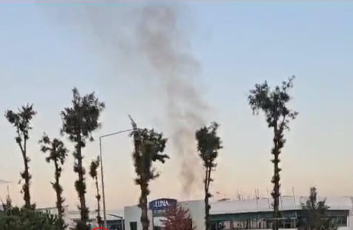 İzmir’de bulunan bir parfüm fabrikasında meydana gelen yangın sonucunda maalesef 1 kişi hayatını kaybetti ve 3 kişi de yaralandı.