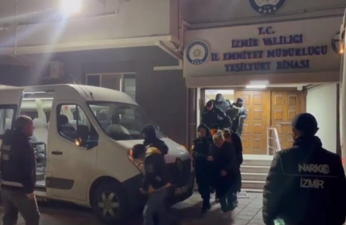 İzmir’de gerçekleştirilen uyuşturucu operasyonunda 61 kişi tutuklandı.