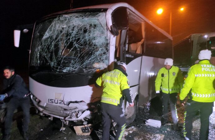 Edirne’de polislerin seyahat ettiği servis aracı ile turistlerin kullandığı otobüs çarpıştı. Kazada 11 kişi yaralandı.