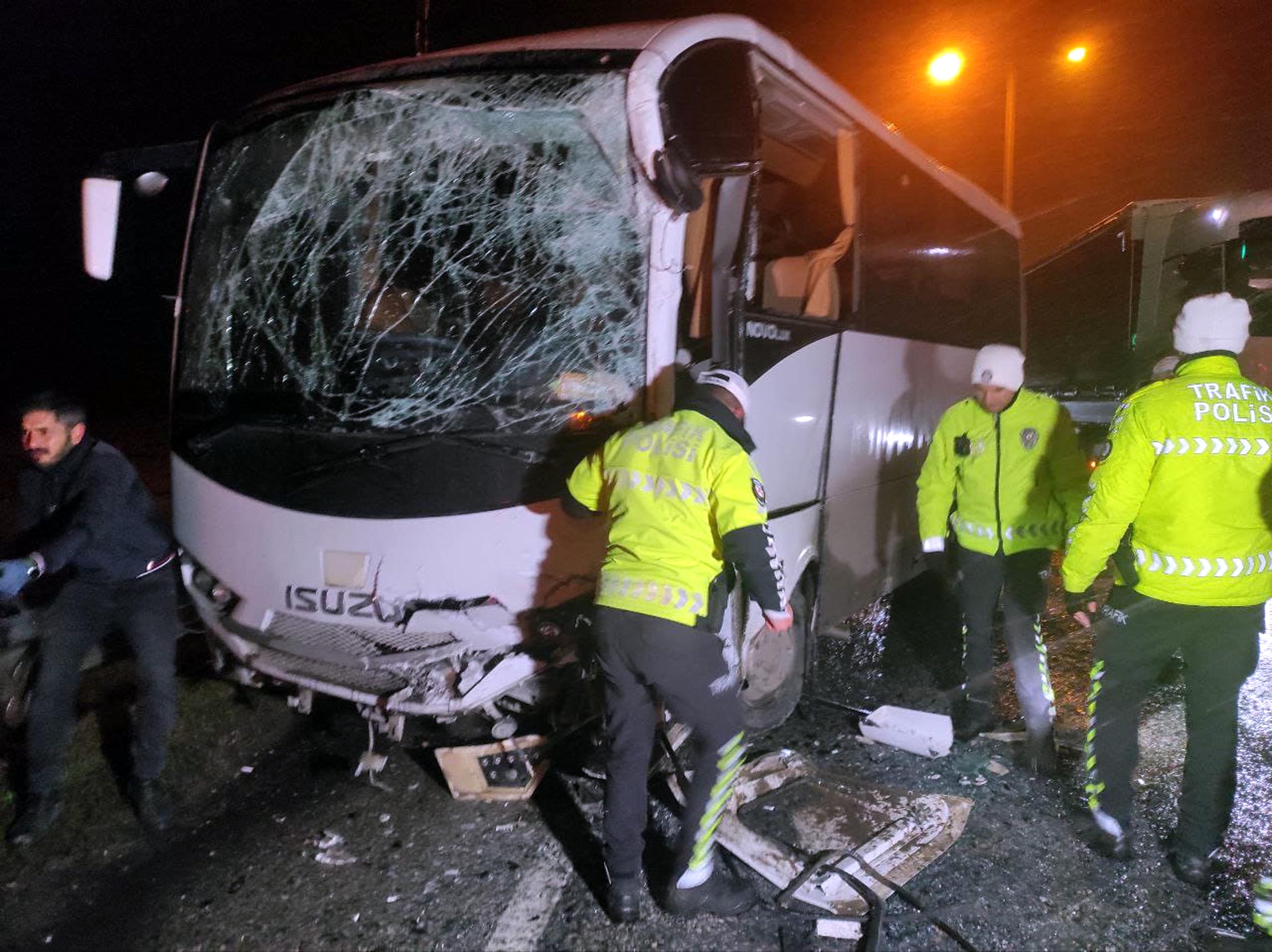 Edirne’de polislerin seyahat ettiği servis aracı ile turistlerin kullandığı otobüs çarpıştı. Kazada 11 kişi yaralandı.