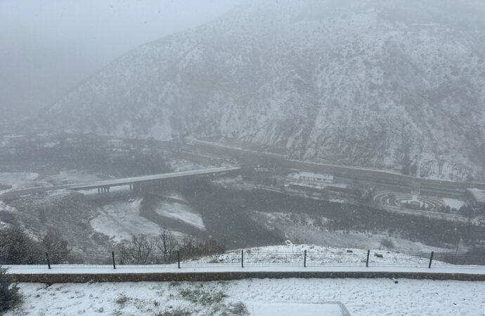 Tunceli ilinde kar yağışı yaşandı.