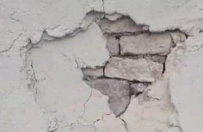 Sivas’ta meydana gelen depremde, köyde bulunan 20 evin duvarlarında hasar meydana geldi.