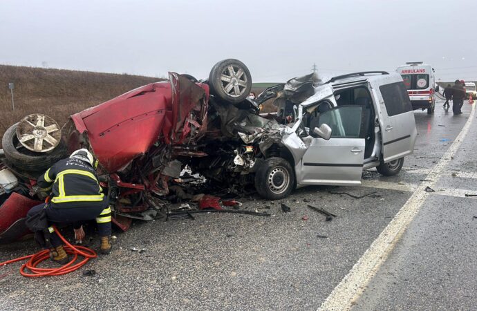 Lüleburgaz’da meydana gelen trafik kazasında otomobil ile hafif ticari araç çarpıştı. Kazada maalesef 2 kişi hayatını kaybederken, 1 kişi de yaralandı.