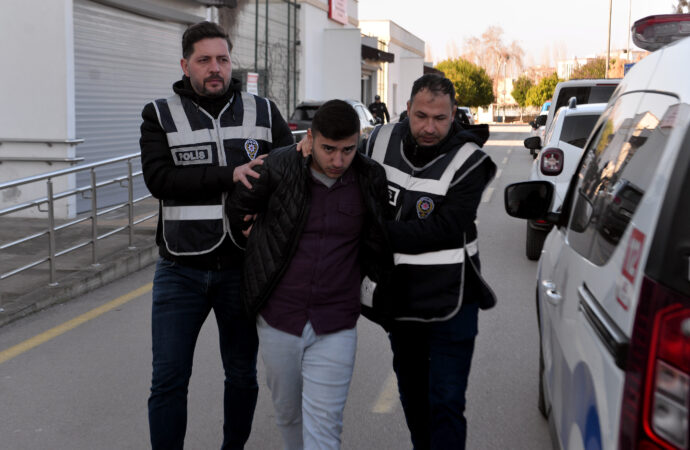 Adana’da gerçekleştirilen operasyonlarda, silah ve uyuşturucu bulunduran 2 eve baskın düzenlendi. Operasyonlar sonucunda 2 kişi gözaltına alındı.
