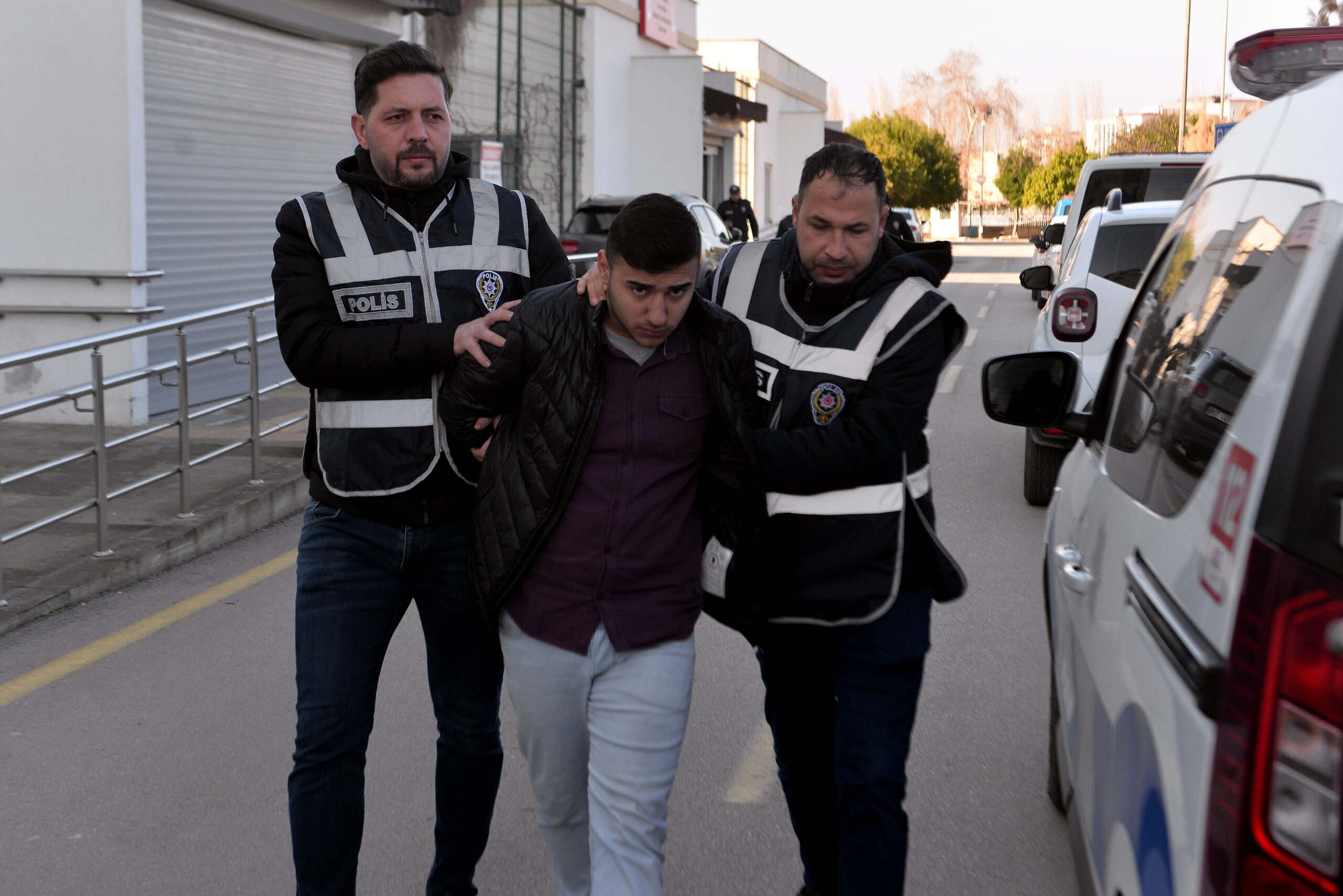 Adana’da gerçekleştirilen operasyonlarda, silah ve uyuşturucu bulunduran 2 eve baskın düzenlendi. Operasyonlar sonucunda 2 kişi gözaltına alındı.