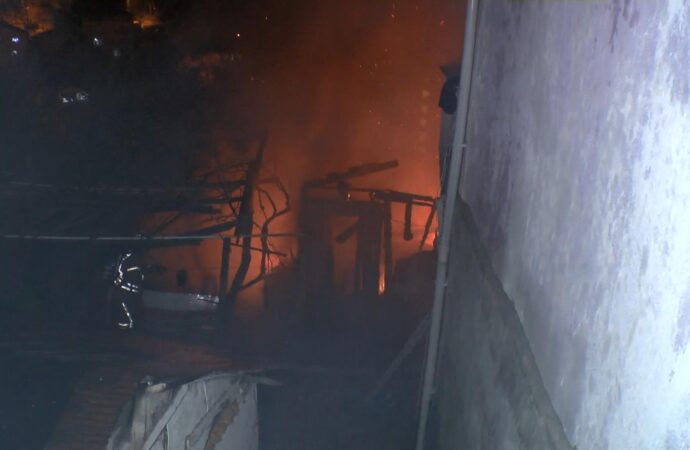 Beykoz ilçesinde gecekondu, şiddetli bir yangınla tamamen yok oldu.
