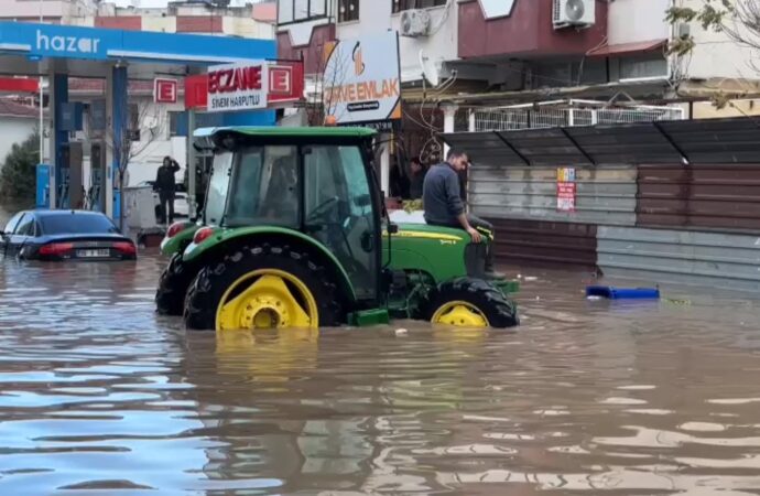 İzmir’de meydana gelen sağanak yağış sonucunda, Dikili ilçesindeki ev ve iş yerleri sular altında kaldı. Bu durum nedeniyle okullar tatil edildi.