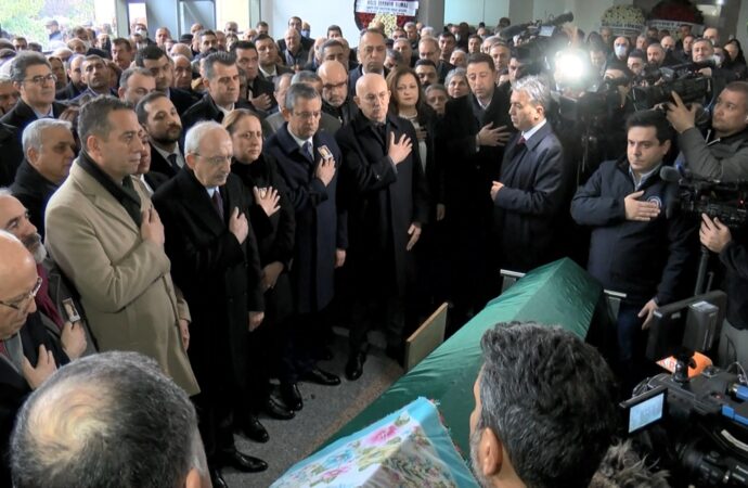 Gazeteci Özgür Özel, Milletvekili Dinçer’in annesinin cenaze törenine iştirak etti.