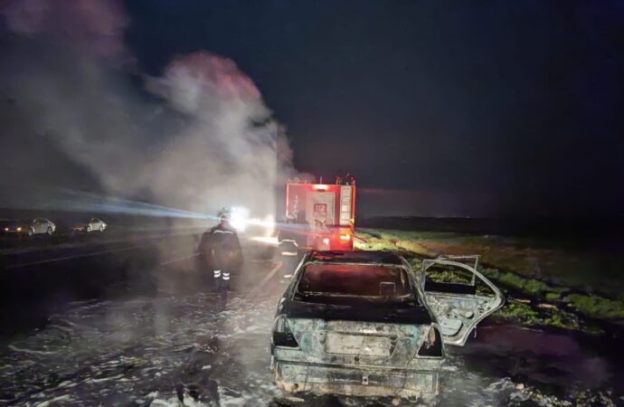 Nusaybin ilçesinde seyir halindeki bir otomobil, aniden alevler içerisinde kaldı.