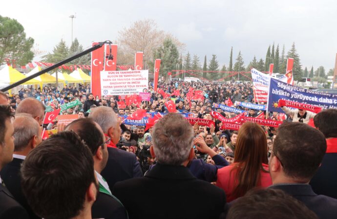 Gaziantep’te, üçüncü kez başkanlık için aday gösterilen Şahin’e coşkulu bir karşılama yapıldı.
