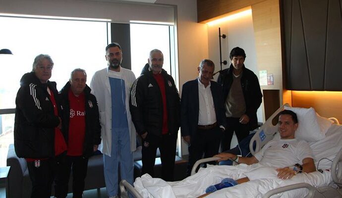Beşiktaş’ın Santos isimli futbolcusu, Amir Hadziahmetovic’i ziyaret etti.